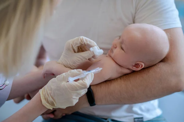 Pediatra Luvas Estéreis Que Administra Uma Injeção Intramuscular Recém Nascido — Fotografia de Stock