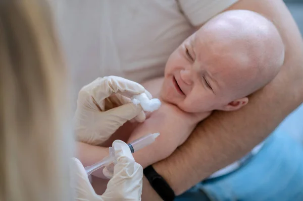 Médica Luvas Estéreis Que Administra Uma Injeção Intramuscular Bebé Chorar — Fotografia de Stock