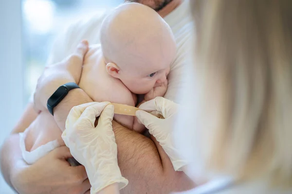 Orvos Steril Kesztyű Borítja Injekció Beadásának Helyét Újszülött Gyermek Karon — Stock Fotó