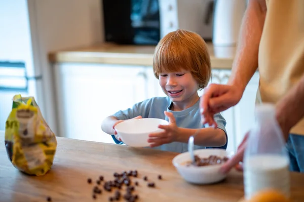 Morgen Hause Junger Vater Bereitet Frühstück Für Seinen Kleinen Sohn — Stockfoto