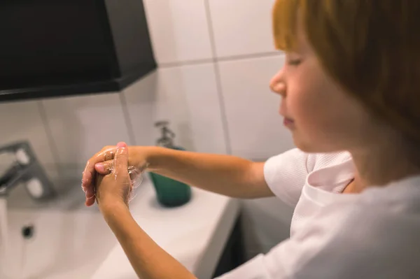 Мыть Руки Милый Маленький Мальчик Отец Моют Руки Ванной — стоковое фото