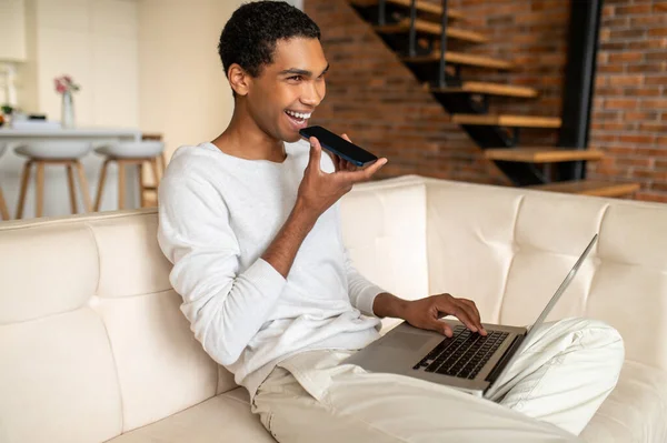 Trabalho Casa Jovem Bonito Homem Pele Escura Com Laptop — Fotografia de Stock