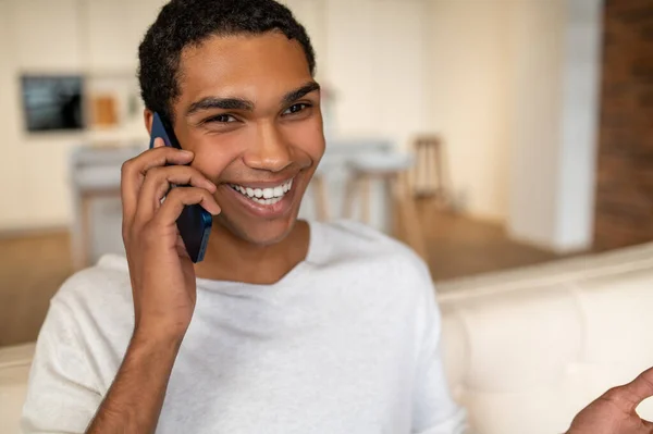 Boas Notícias Jovem Afro Americano Falando Telefone Parecendo Animado — Fotografia de Stock