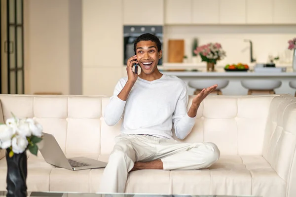 Boas Notícias Jovem Afro Americano Falando Telefone Parecendo Animado — Fotografia de Stock