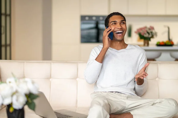 Dobré Zprávy Mladý Africký Američan Mluví Telefonu Vypadá Vzrušeně — Stock fotografie