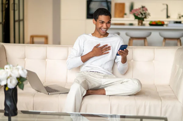 Bom Humor Jovem Homem Negro Com Smartphone Mãos Parecendo Feliz — Fotografia de Stock