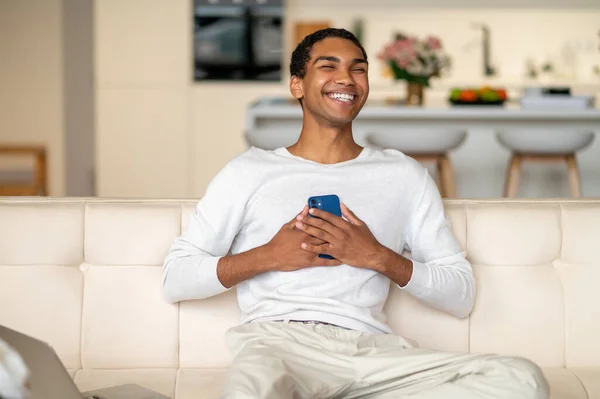 Dobrou Náladu Mladý Černošky Muž Chytrým Telefonem Rukou Vypadající Šťastně — Stock fotografie