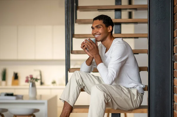 Goedemorgen Koffie Jonge Glimlachende Man Thuis Met Koffie Zoek Tevreden — Stockfoto