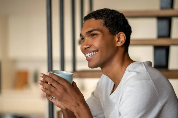Goedemorgen Koffie Jonge Glimlachende Man Thuis Met Koffie Zoek Tevreden — Stockfoto