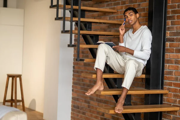 Making Notes Young Man White Clothes Sitting Wooden Stairs Making — Stock Photo, Image
