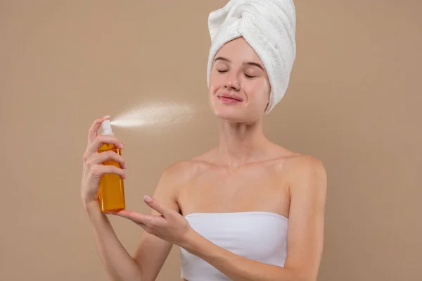 Hidratação Facial Menina Pulverizando Névoa Hidratante Seu Rosto — Fotografia de Stock