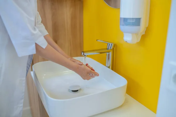 手を洗え 女医はバスルームで手を洗う — ストック写真