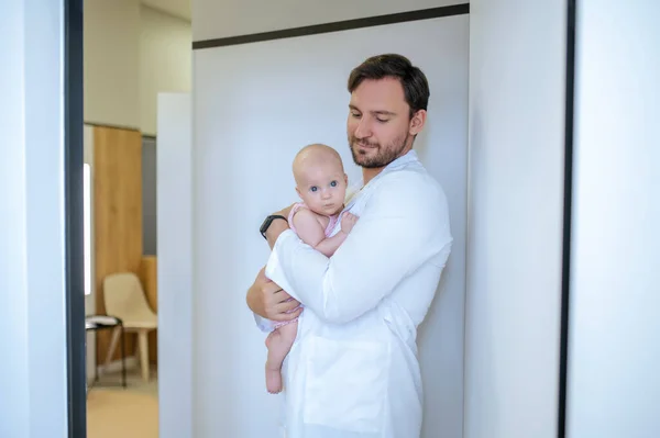 Arztbesuch Bärtiger Kinderarzt Hält Ein Süßes Baby Der Hand — Stockfoto