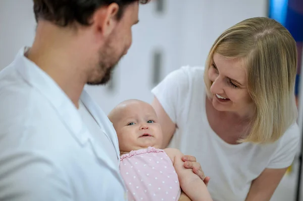 Kinderärztin Mit Baby Männlicher Arzt Hält Ein Baby Vor Dem — Stockfoto