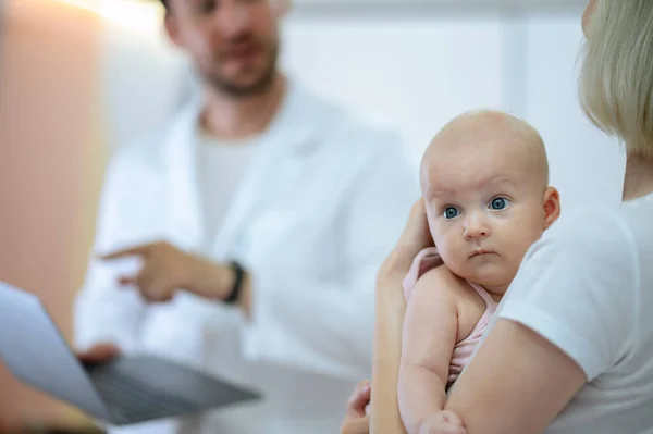 Kinderärztin Mit Baby Männlicher Arzt Hält Ein Baby Vor Dem — Stockfoto