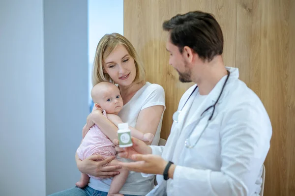 Bebé Jovem Loira Com Bebê Conversando Com Pediatra Clínica — Fotografia de Stock