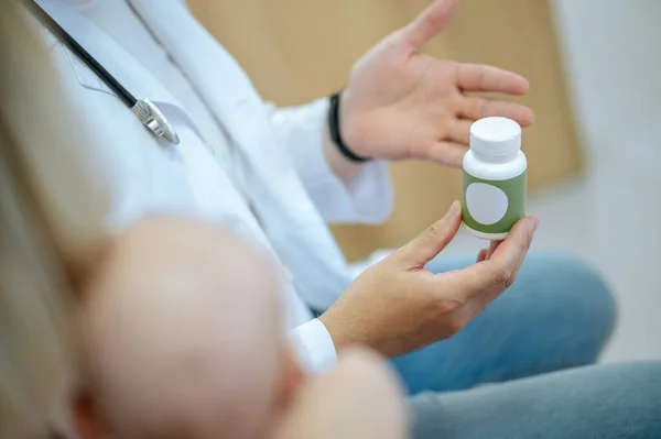 Prescripción Pediatra Después Comprobar Prescripción Vitaminas Una Madre Joven Con — Foto de Stock