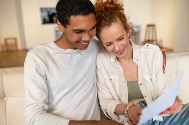 Birlikte bir şey seçiyoruz. Kanepede oturup internetten bir şeyler seçen iki genç insan.