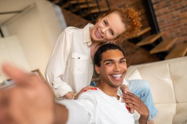 Selfie çekiyoruz. Mutlu ve mutlu bir çift selfie çekiyor ve mutlu görünüyorlar.