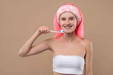 - Günaydın. Gülümseyen kız dişlerini fırçalıyor ve mutlu görünüyor.