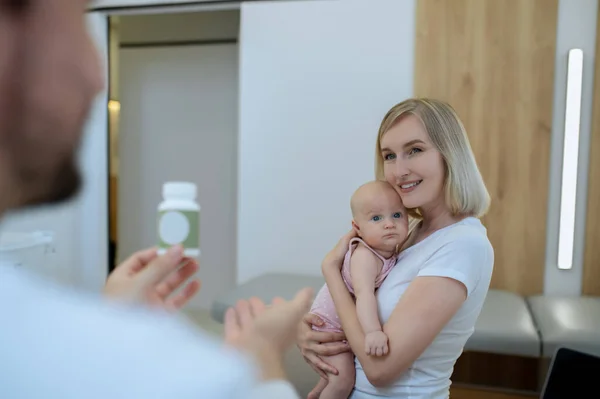 Bei Den Ärzten Blonde Mutter Spricht Mit Einem Männlichen Kinderarzt — Stockfoto