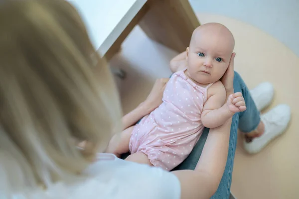 Los Doctores Rubia Mamá Hablando Con Pediatra Masculino Sosteniendo Bebé —  Fotos de Stock