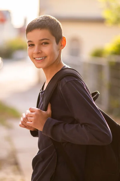 Улыбающийся Счастливый Подросток Рюкзаком Спине Стоящий Снаружи Смотрящий Перед Ним — стоковое фото