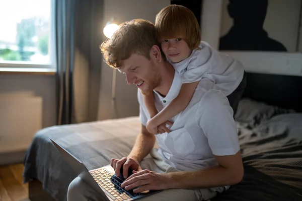 Digitale Wereld Vader Zoon Liggen Bed Brengen Tijd Door Internet — Stockfoto
