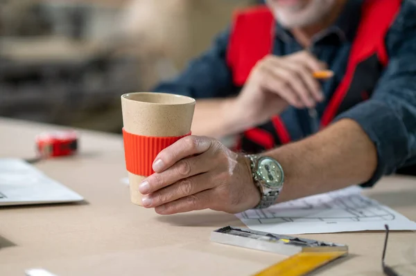 Koffie Tijd Close Foto Van Mans Hand Met Een Papieren — Stockfoto