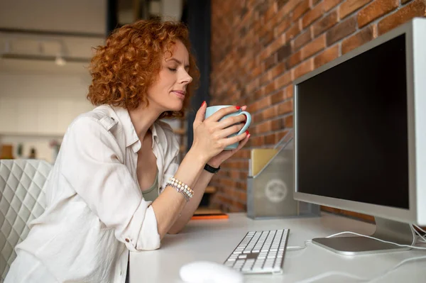 Büro Junge Frau Beim Kaffee Büro Während Sie Computer Sitzt — Stockfoto