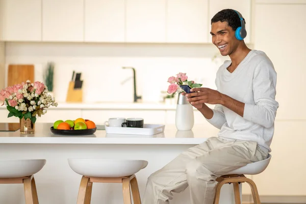 Música Joven Sentado Cocina Escuchando Música Auriculares — Foto de Stock