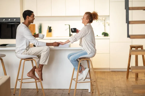 早上在一起 夫妻二人在一起 在厨房吃早餐 — 图库照片