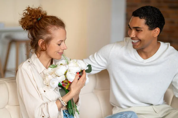 Surpresa Homem Dando Flores Para Sua Mulher Ambos Parecendo Felizes — Fotografia de Stock