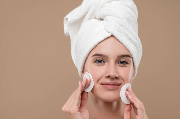 Cuidado Facial Chica Joven Buscando Relajado Limpieza Cara —  Fotos de Stock