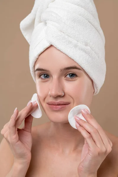 Face Care Young Girl Looking Relaxed Cleaning Her Face — Stock Photo, Image