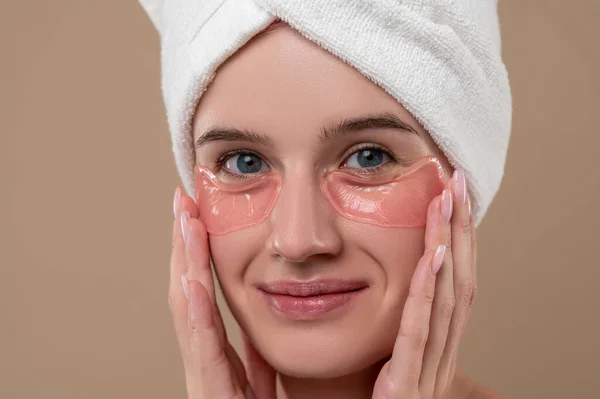 Beauty Procedures Young Woman Having Beauty Procedures Looking Pleased — Stock Photo, Image