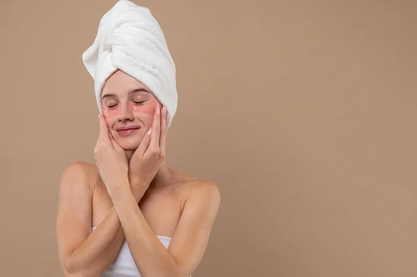 Prosedur Kecantikan Gadis Muda Dengan Handuk Kepala Dan Dengan Patch — Stok Foto