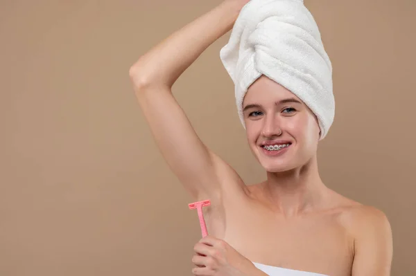 Ξύρισμα Νεαρή Γυναίκα Ξυρίζοντας Μασχάλες Περιοχή — Φωτογραφία Αρχείου