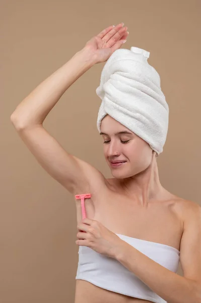 Shaving Young Woman Shaving Underarms Area — Stock Photo, Image