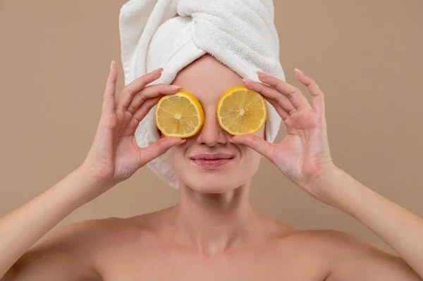 Přírodní Kosmetika Mladá Žena Drží Plátky Pomerančů Před Kosmetickými Procedurami — Stock fotografie