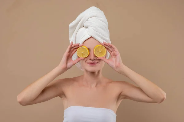 Cosmética Natural Mujer Joven Sosteniendo Rebanadas Naranjas Antes Procedimientos Belleza — Foto de Stock