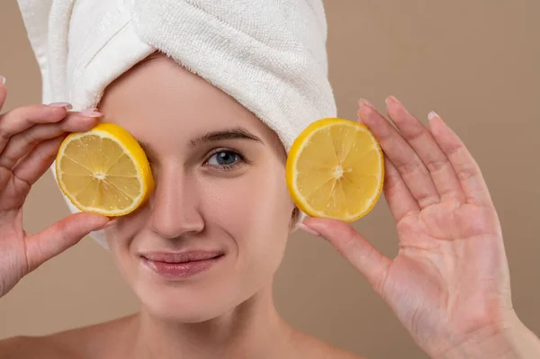Přírodní Kosmetika Mladá Žena Drží Plátky Pomerančů Před Kosmetickými Procedurami — Stock fotografie