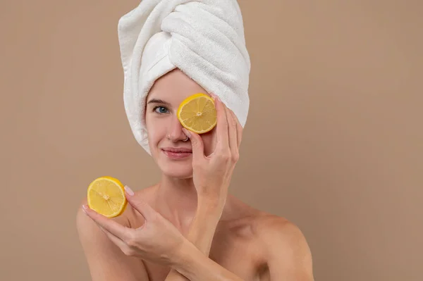Naturkosmetik Junge Frau Hält Orangenscheiben Vor Schönheitsoperationen — Stockfoto