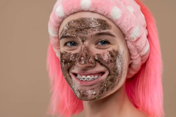 Perawatan Kulit Gadis Berambut Pink Dengan Masker Coklat Wajahnya — Stok Foto