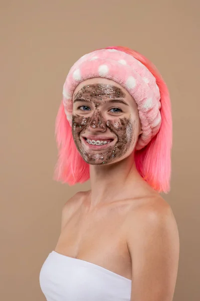 Φροντίδα Δέρματος Ροζ Μαλλιά Κορίτσι Μια Μάσκα Σοκολάτας Στο Πρόσωπό — Φωτογραφία Αρχείου