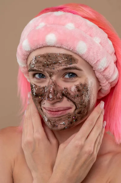 Máscara Facial Menina Com Cabelo Rosa Com Uma Máscara Hidratante — Fotografia de Stock