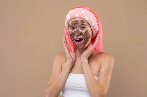 顔のマスク 若いです女の子とともにピンク髪持っていますチョコレート保湿マスクオン彼女の顔 — ストック写真