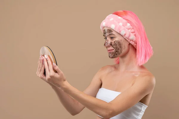 Маска Лица Молодая Девушка Розовыми Волосами Шоколадной Увлажняющей Маской Лице — стоковое фото