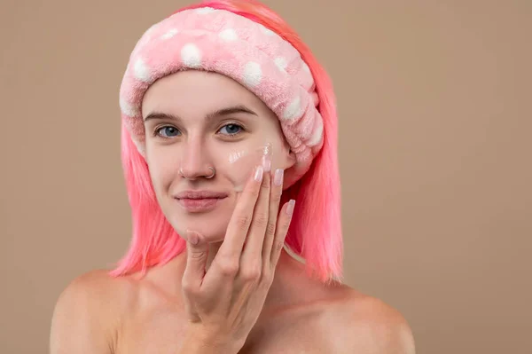 Gezichtsverzorging Schattig Roze Harig Meisje Zet Crème Haar Gezicht — Stockfoto