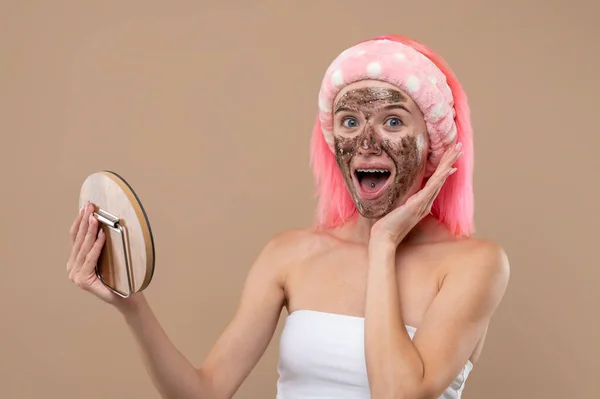 顔のマスク 若いです女の子とともにピンク髪持っていますチョコレート保湿マスクオン彼女の顔 — ストック写真